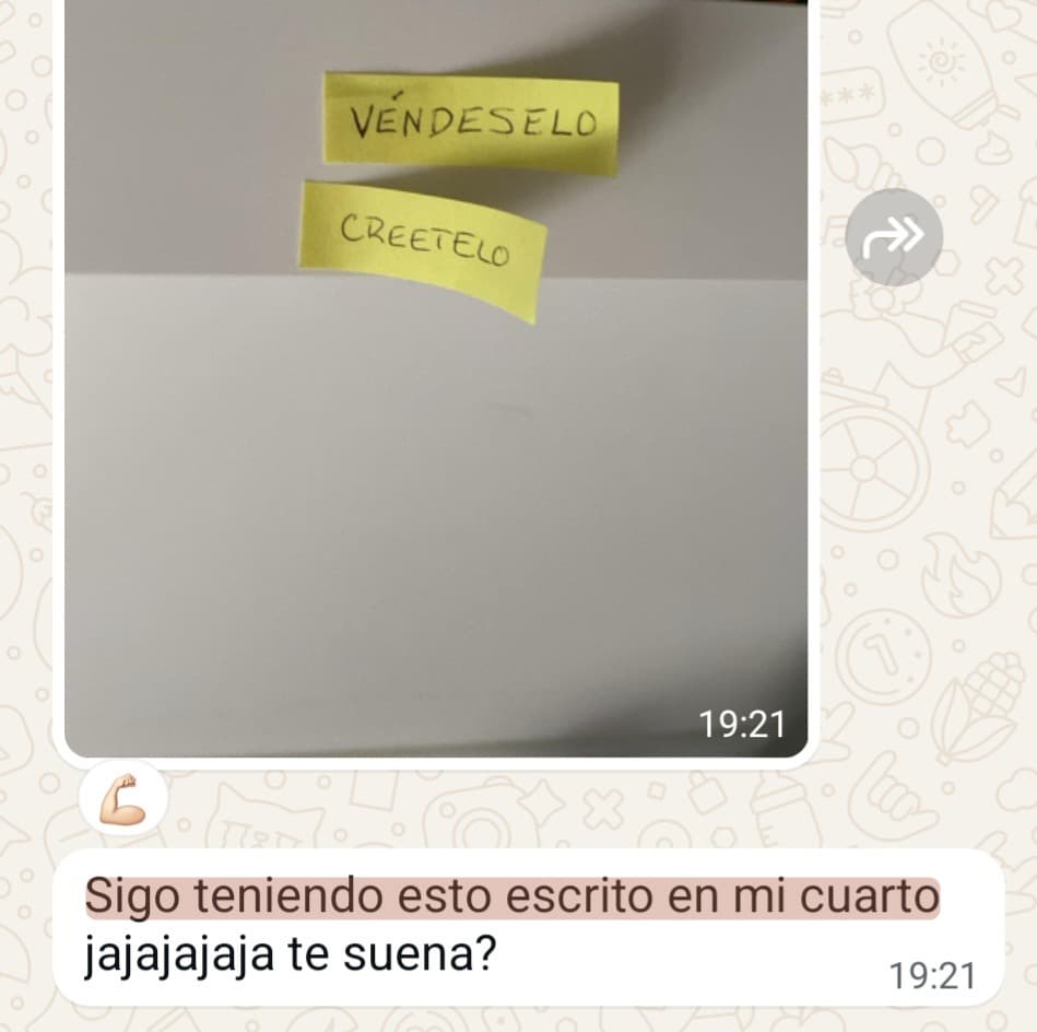 Los post-its de la mentoría, todavía en su cuarto: «véndeselo · créetelo»